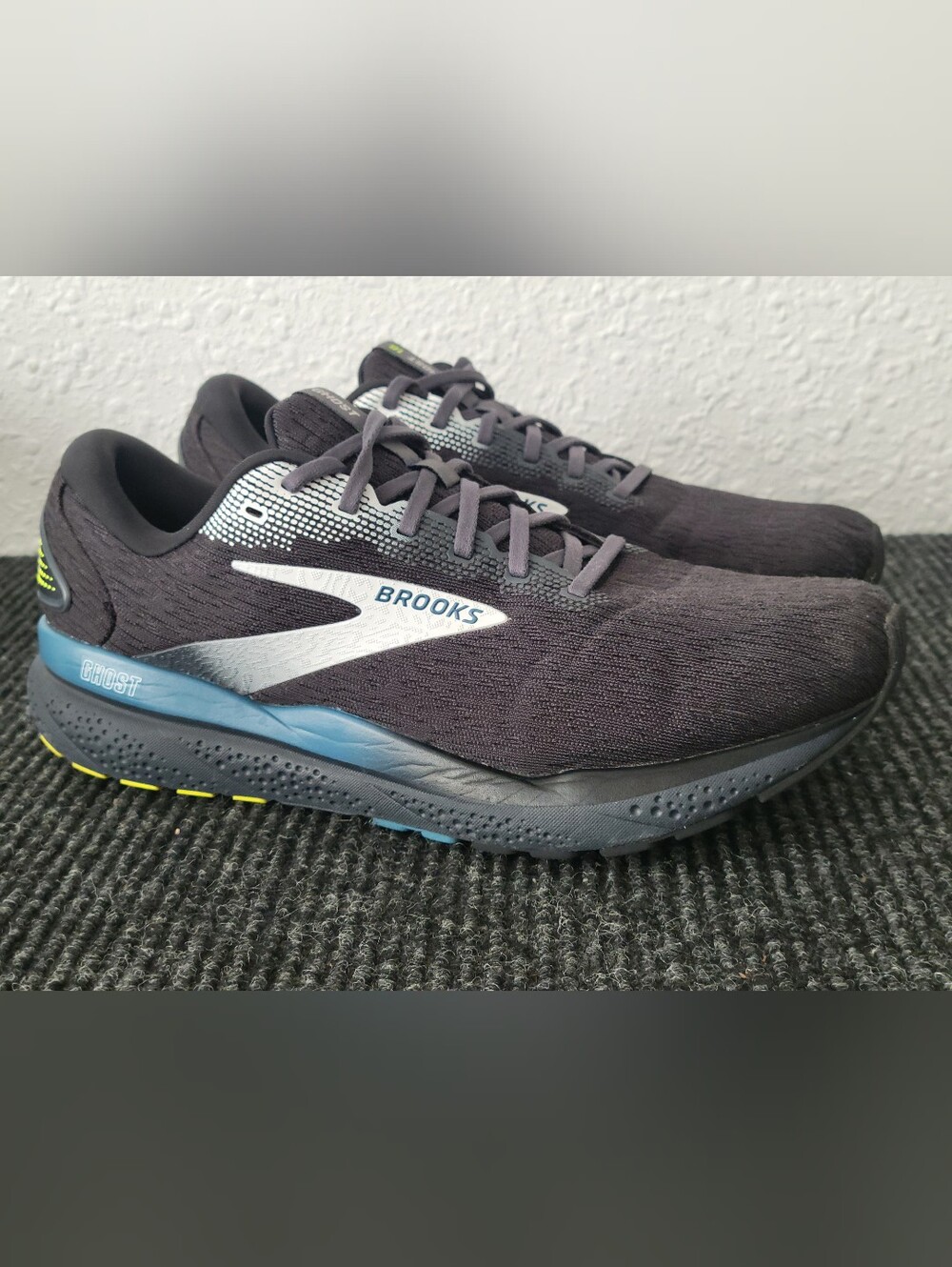 Brooks Men's Black with Blue Accent Running Shoes Size 11.5D